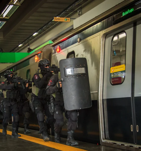 A Polícia de Segurança Pública recebe ameaça de bomba em estação de metro da Trindade, localizada na cidade do Porto.