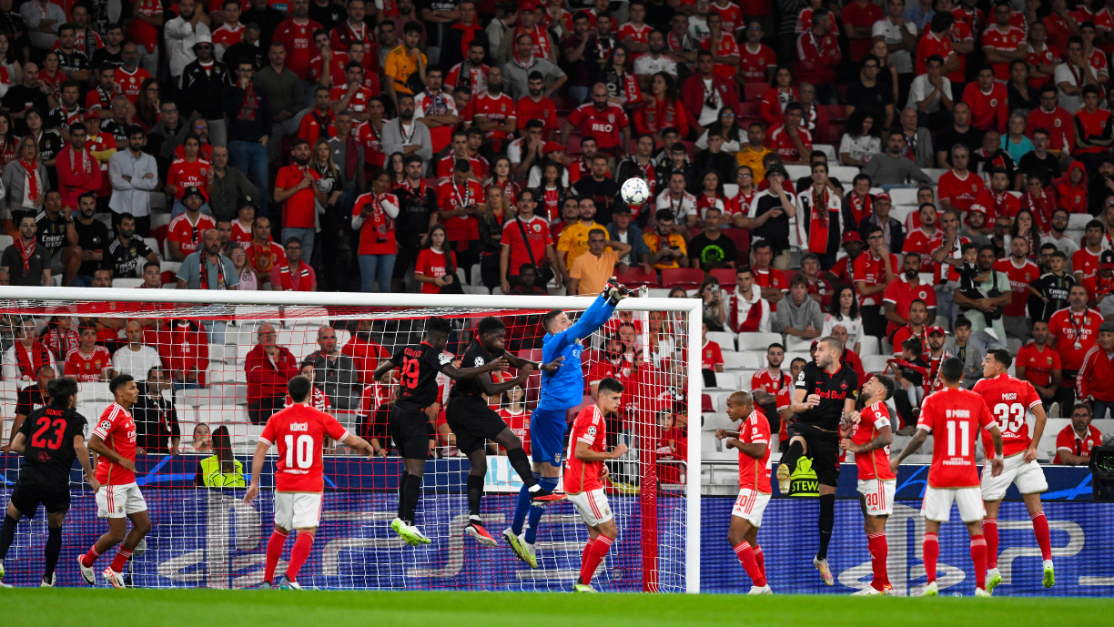 Um jogador que servirá de reforço de peso para o Benfica recebe fortes críticas de imprensa internacional.