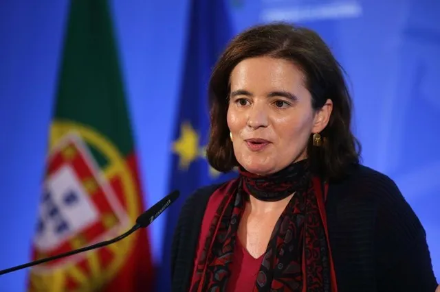 A ministra da presidência parte do governo, Governo confirma: salário mínimo em Portugal passará a ser de 820€