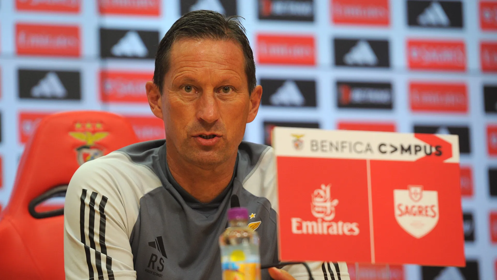 O treinador do SL Benfica, o Roger Schmidt fala de demissão em direto e gerou muita repercussão da parte dos adeptos.